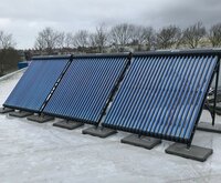 Verhaal over de zonneboiler van TechniQ met een installateur. Verhaal over de zonneboiler van TechniQ met een installateur.